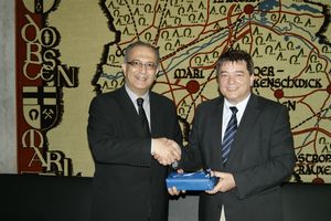 Nafi Cemal Tosyali, Generalkonsul der Republik Türkei (li.) und Bürgermeister Werner Arndt im Rathaus Marl