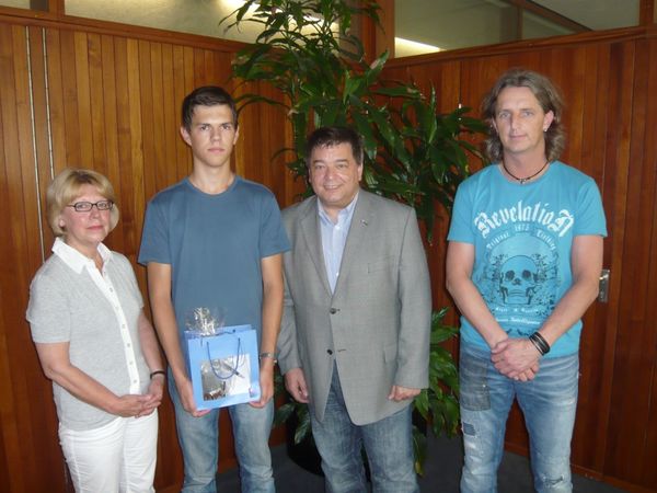 Berichtete von seinem Praktikum bei einem Besuch im Rathaus: Laszlo Borbely (2.v.l.) gemeinsam mit Margret Ehrke (links) vom Städtepartnerschaftsverein Marl-Zalaergerszeg, Bürgermeister Werner Arndt (2.v.r.) und Dirk Kruppa von der Stadt Marl (rechts)