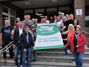Am Stadthaus 1 wurde die "Mayors for peace"-Flagge gehisst. Neben Bürgermeister Werner Arndt waren Bürgerinnen und Bürger sowie Vertreterinnen und Vertreter der Ratsfraktionen und Verwaltung dabei. Foto Stadt Marl / Pressestelle.