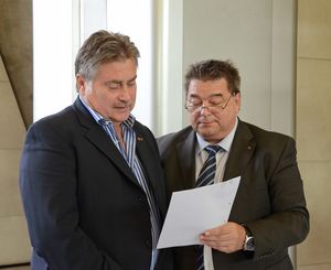Bürgermeister Werner Arndt vereidigt das neue Ratsmitglied Hans-Werner Kazmierczak.