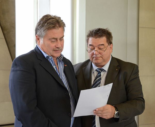 Bürgermeister Werner Arndt vereidigt das neue Ratsmitglied Hans-Werner Kazmierczak.