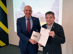 Dr. Georg Lunemann, der Direktor des LWL (l.), war heute zu Besuch in Marl und hatte den Bewilligungsbescheid für das Projekt Marschall 66 mit im Gepäck. Marls Bürgermeister Werner Arndt bedankte sich für die groß;zügige Förderung aus Münster.