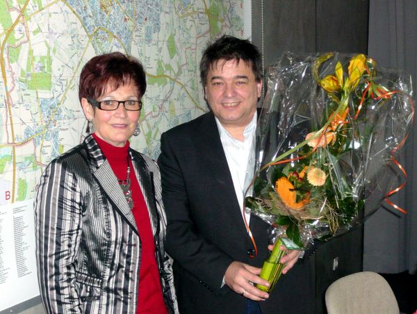 Dank für die Unterstützung: Ingeborg Schettler, Sprecherin der Arbeitsgemeinschaft der Marler Selbsthilfegruppen, übergab Bürgermeister Werner Arndt einen Blumenstrauß