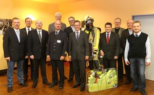 Bürgermeister Werner Arndt (4.v.r.) verschaffte sich beim Tag der offenen Tür einen Blick über das Leistungsspektrum der Werkfeuerwehr