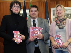 Gruppenbild: Gehen im Bereich der Medienkompetenz ab sofort gemeinsame Wege: Grimme-Direktorin Dr. Frauke Gerlach (links), Bürgermeister Werner Arndt und VHS-Leiterin Stefanie Röttger.