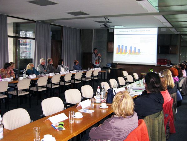 Dr. Sabine Wadenpohl, Gesundheitswissenschaftlerin des Kreisgesundheitsamtes (hinten links) erläuterte im Rathaus den "Gesundheitsbericht des Kreises Recklinghausen – eine Auswertung der Einschulungsjahrgänge 2006-2009"