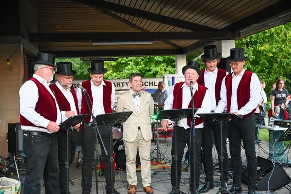 Das Bild zeigt die die Polsumer Stimmbandmaschinisten mit Bürgermeister Werner Arndt (Mitte). Foto: Peter Bruske