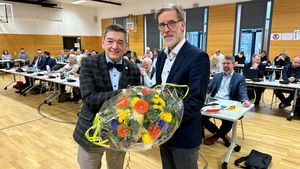Verabschiedung im Rat: Kämmerer Michael Dinklage (re.) geht in Ruhestand und erhielt vor der Sitzung einen bunten Blumenstrauß; von Bürgermeister Werner Arndt. Foto: Stadt Marl / Pressestelle
