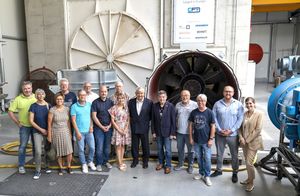 Die Besuchergruppe vor dem größ;ten Kammerprüfstand der Welt bei der CFH Group. Fotos: Stadt Marl / Pressestelle
