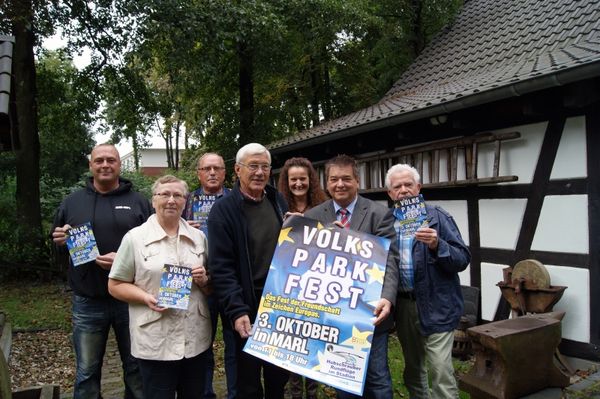 Stellten das umfangreiche Programm zum 21. VolksParkFest jetzt am Stadt- und Heimatmuseum vor (v.l.): Frank Koritkowski (Vorsitzender Mixed Martial Arts Marl e.V.), Agnes Schäpers (Kolpingfamilie St. Georg), Rolf Heuser (Sprecher AG Marler Schützen), Ha