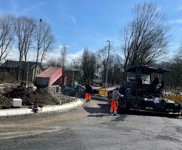 Im südlichen Kreisverkehr wurde bereits die Tragschicht asphaltiert.
