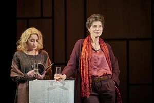 Szenenbild aus der Komödie &quot;Nur drei Worte&quot; mit Natalie O&#039;Hara und Julia Bremermann. Foto: Martin Sigmund