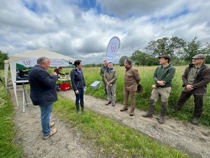 NRW-Landwirtschaftsministerin Silke Goriß;en (2.v.l.) und Bürgermeister Werner Arndt (Mitte) informierten sich am Donnerstag (23.5) über Jungwildrettung beim Hegering Marl. Foto: MLV NRW