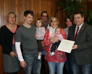 Offizielle Verleihung der Ehrenpatenschaft im Rathaus der Stadt Marl: Dorothea Stotten (v. l.), Peter Hardes mit Mary-Jane, Jasmin Stör, Klaudia Hardes mit Milena, Mareike Kuß und Bürgermeister Werner Arndt.