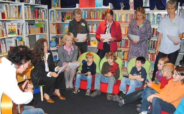 Sozialdezernentin Dr. Barbara Duka und Europaabgeordnete Jutta Haug bei der von Lesepaten und Kindern gestalteten Aktion
