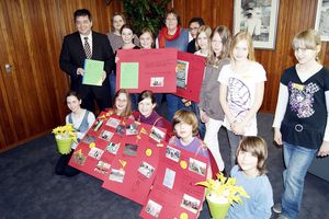 Haben sich über die Zustände verschiedener Spielplätze in Marl schlau gemacht und die Ergebnisse jetzt Bürgermeister Werner Arndt vorgestellt: Die Schülerinnen und Schüler der Klasse 5c vom ASGSG