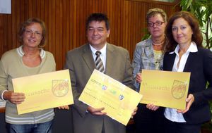 Sozialausschussvorsitzender Werner Arndt, seine Stellvertrterin Dietlind Gull, Erste Beigeordnete Dr. Barbara Duka (r.) und Gudrun Josler vom Sozialamt stellten die Marler Ehrenamtskarte vor.
