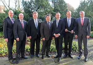 Gruppenbild mit Vertretern von Evonik Industries, RWE und Bürgermeister Werner Arndt