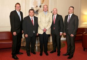 Gruppenbild mit dem alten und neuen Vorstand der Hüls AG Stiftung