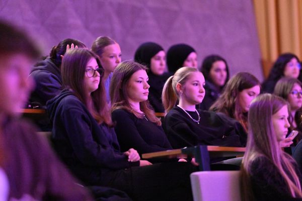 Schülerinnen und Schüler mehrerer Marler Schulen gestalteten die Gedenkveranstaltung mit und waren zugleich Publikum. Foto: Stadt Marl / Ralf Deinl