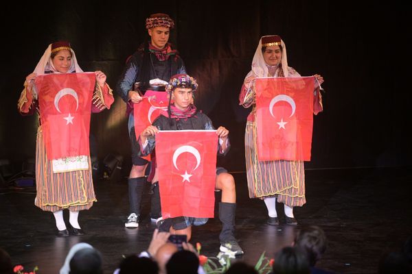 Diese jungen Leute aus Marls Partnerstadt Kuşadası in der Türkei zeigten den Folkloretanz "Zeybek".