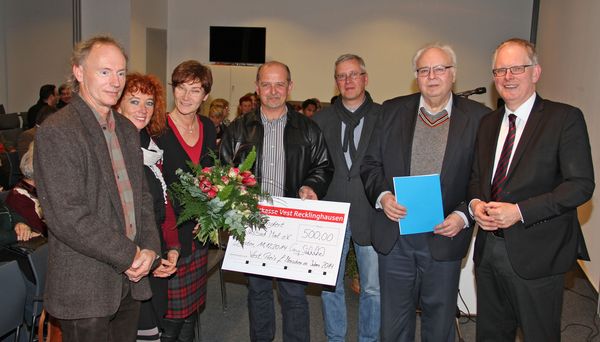 LAndrat Cay Süberkrüp überreichte die Auszeichnung an eine Delegation des Volksbad-Vereins.