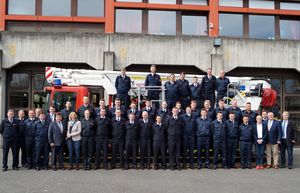 Gruppenbild mit den angehenden Brandmeistern, Leitern der Feuerwehren und den Vertretern der an der Ausbildung beteiligten Städte.