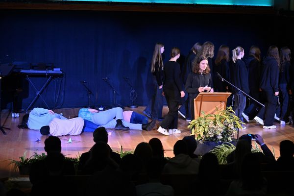 Der Differentialkurs Geschichte der Jahrgangsstufe 10 des Gymnasiums im Loekamp beeindruckte mit dem szenischen Spiel „Hilflos ausgeliefert“. Foto: Stadt Marl / Ralf Deinl