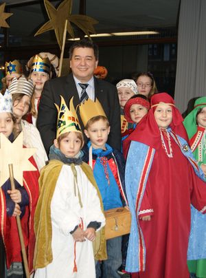 Bürgermeister Werner Arndt freute sich über den Besuch der Marler Sternsinger im Rathaus.