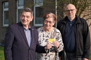 Karin Arns (Mitte) erhielt nun die Jubiläumsehrenamtskarte von Bürgermeister Werner Arndt (links), in Anwesenheit von Andreas Lück (rechts, Leiter des Amtes für Bürgerdienste). Foto: Stadt Marl / Pressestelle.
