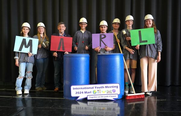 Bürgermeister Werner Arndt besuchte am Donnerstag die Generalprobe der Marler Jugendlichen für das „Spektakel der Kulturen“ im Gymnasium im Loekamp. Foto: Stadt Marl / Pressestelle