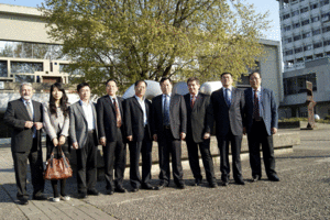 Bürgermeister Werner Arndt und die chinesische Delegation aus Changzhi vor der "Naturmaschine" auf dem Creiler Platz