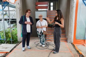 Die Künstlerwohnung sowie der Bereich für die Groß;skulpturen soll im Bereich des Riegels IV entstehen. Christina Osei (l.) und Claudia Schwidrik-Grebe (M.) lassen sich die Details von Aycan Buyruk erläutern. Fotos: Stadt Marl / Pressestelle