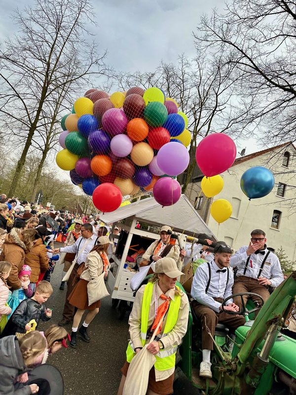 Mehr als 600 Karnevalisten zogen zwei Runden durch das Dorf. Danach wurde die groß;e Sause auf dem Schulhof fortgesetzt.
