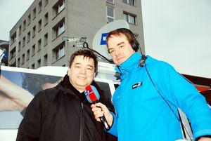 WDR 2 zu Gast in Marl: Bürgermeister Werner Arndt (li.) stellte sich den Fragen von Redakteur Fabian Raphael am Freitagmorgen auf dem Hülser Wochenmarkt
