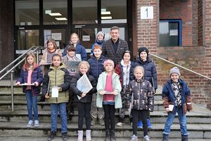 Dreizehn Kinder aus dem Kinderparlament der Grundschule Sickingmühle besuchten Bürgermeister Werner Arndt im Stadthaus 1. Foto: Stadt Marl / Pressestelle