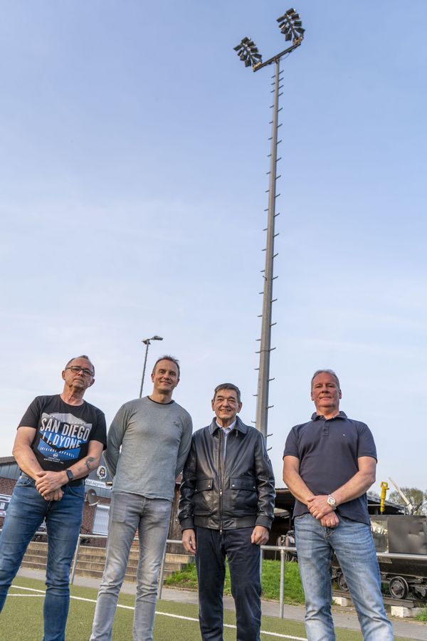 Besichtigten die neue Flutlichtanlage (v.l.): Dirk Erbling (SC Marl-Hamm), Michael Sichler (Sickingmühler SV), Bürgermeister Werner Arndt und Klaus Achtelik (SC Marl-Hamm). Fotos: Stadt Marl / Stadtsportverband