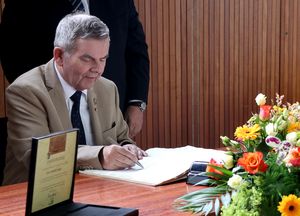 Manfred Degen (sitzend) und Bürgermeister Werner Arndt