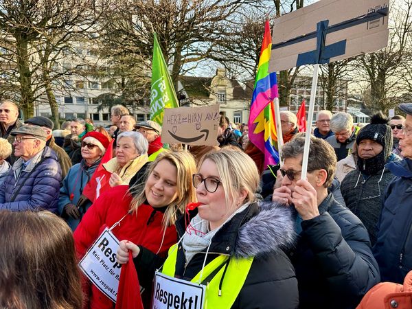 4.000 Marlerinnen und Marler nahmen an dem Protestmarsch teil und kamen auf dem Vorplatz des Theaters zu einer Kundgebung zusammen.