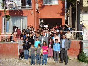 Der Kinderchor aus Marls Partnerstadt Kusadasi mit dem Leiter der Musikgemeinschaft Marl, Armin Klaes, und Bürgermeister Esat Altungün (Bildmitte).
