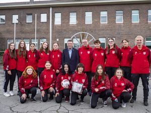 Bürgermeister Werner Arndt traf sich mit der weiblichen U17-Mannschaft des VfB 48/64 Hüls auf Pizza und Gespräche. Foto: Stadt Marl / Pressestelle.