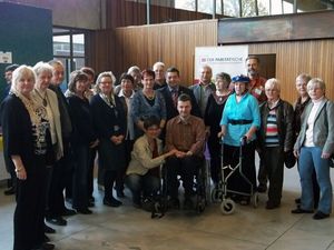Bürgermeister Werner Arndt (Mitte) mit Vertreterinnen und Vertreter der Marler selbsthilfegruppen im Rathaus