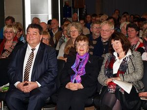 Gruppenbild mit Bürgermeister  Werner Arndt (l.), Halina Birenbaum (m.) und ihrer Begleiterin Christel Schrieverhoff