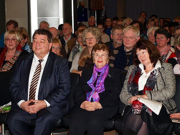 Gruppenbild mit Bürgermeister  Werner Arndt (l.), Halina Birenbaum (m.) und ihrer Begleiterin Christel Schrieverhoff