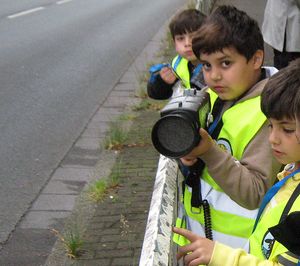 Kinder messen im Rahmen der Aktion "Schulwegdetektive" vor der Pestalozzischule in Marl die Geschwindigkeiten der Kraftfahrzeuge