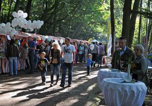 Besucher auf der Allee der Vereine an der Uferpromenade des Volksparks in Alt-Marl