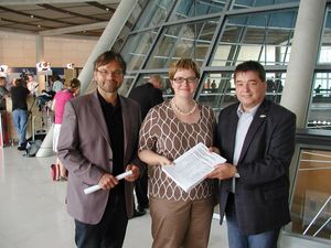 Haben die Unterschriftensammlung der beiden Marler Beschäftigungsinitiativen werkstatt Brassert und Alte Schmiede an die Sprecherin der SPD-Fraktion des Bundestages, Anette Kramme, überreicht: MdB Michael Groß (links) und Bürgermeister Werner Arndt.