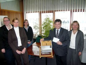 Die „Glücksfeen“ Janine Constant (l.), Jette Kellerhoff (2.v.l.), Regina Höbel (r.) von der In-WIS Forschung und Beratung GmbH in Bochum und Miriam Horn (Bürgermeisterbüro) mit Bürgermeister Werner Arndt bei der Verlosung.